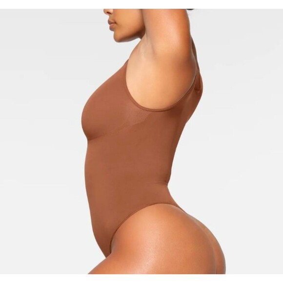 Skims Seamless Sculpt Scoop Neck Thong Bodysuit in Bronze XXS - Picture 3 of 6